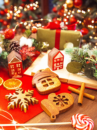 Новогодний набор из 3-х деревянных ёлочных игрушек из дуба Варежка Снежинка Домик от Мастерской уюта CandleKraft